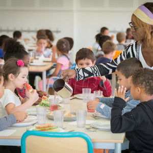 Enfants à la cantine Enfants à la cantine