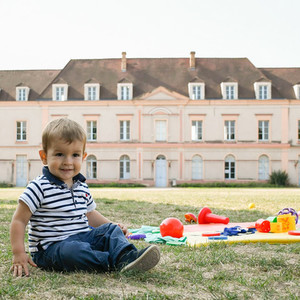Enfant devant l'espace Saint-Michel Enfant devant l'espace Saint-Michel