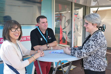 Agent et Maire adjointe au prox-e bus