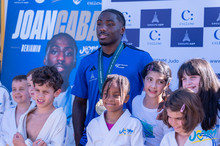 Joan Gaba avec des jeunes judokas du JCCMM