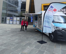 Agents avec le Prox-e bus lors d'un salon