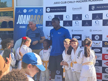 Joan Gaba avec des jeunes judokas du JCCMM
