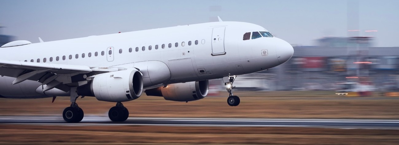 Avions sur piste de décollage