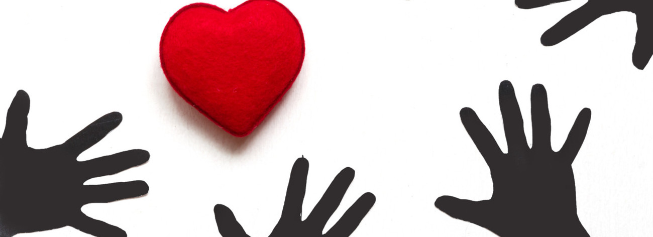 Mains autour d'un coeur