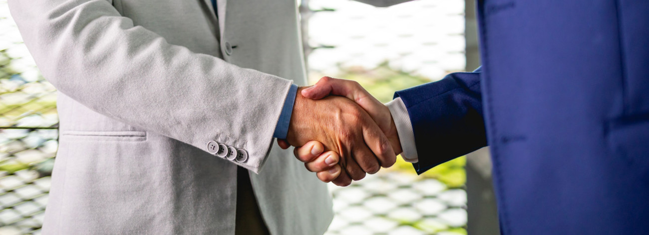 2 personnes concluent un accord