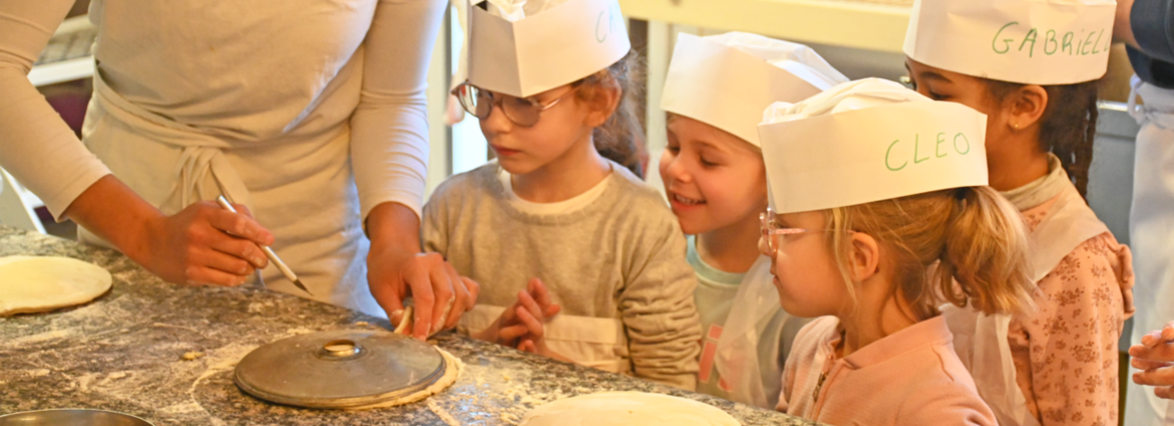 Élèves qui font de la pâtisserie