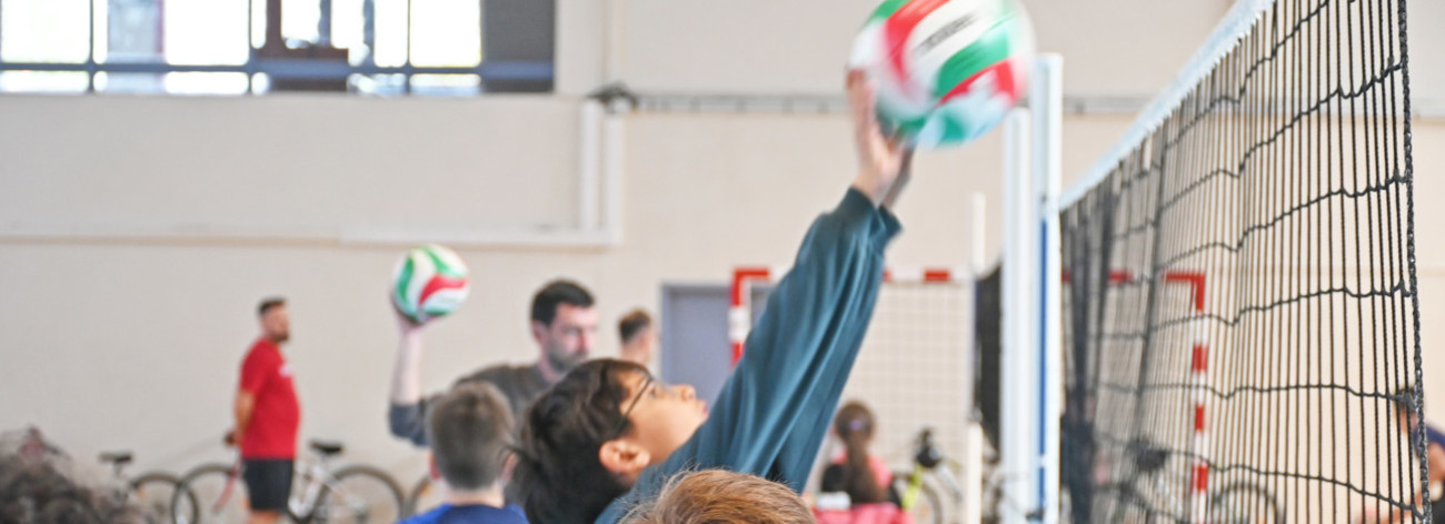 Jeunes qui font du volley