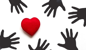 Mains autour d'un coeur