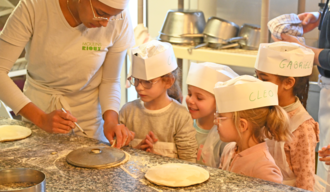 Élèves qui font de la pâtisserie