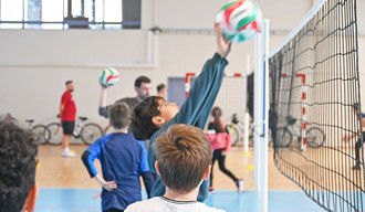 Jeunes qui font du volley