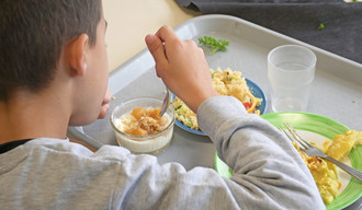 Enfant qui mange